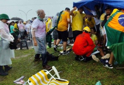Vítimas atendidas no local da manifestação. Protesto continuou mesmo com as dezenas de feridos -  (crédito: Ed Alves/CB/DA Press.) -Vítimas atendidas no local da manifestação. Protesto continuou mesmo com as dezenas de feridos -  (crédito: Ed Alves/CB/DA Press.)