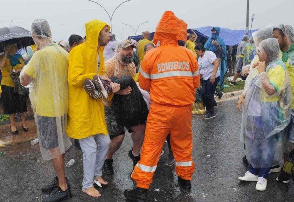 Homem recebe atendimento após raio atingir ato convocado por Nikolas Ferreira em Brasília -  (crédito: Ed Alves/CB/DA Press)