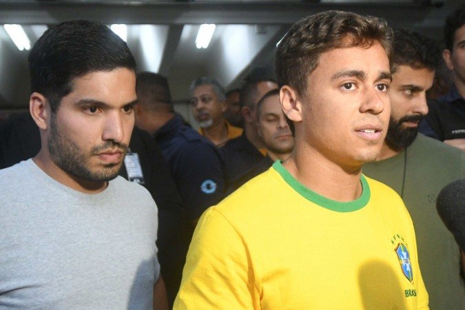 Deputados Nikolas Ferreira e Andr&eacute; Fernandes visitam apoiadores atingidos pelo raio 