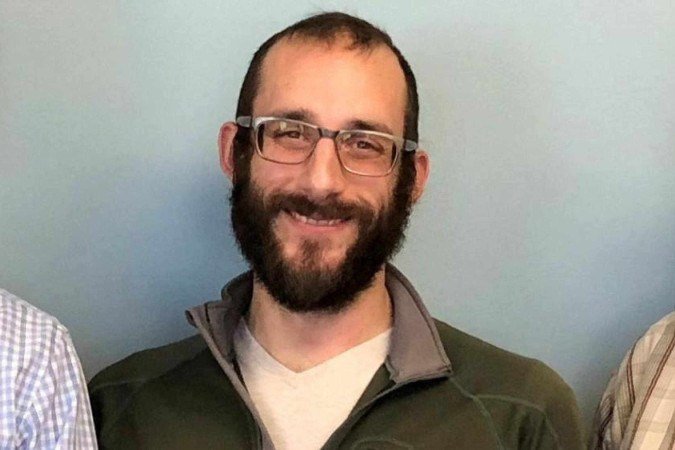 Uma mulher chora enquanto as pessoas se reúnem em torno de um memorial improvisado perto do local onde Alex Pretti foi baleado. - (crédito: Reuters) Uma mulher chora enquanto as pessoas se reúnem em torno de um memorial improvisado perto do local onde Alex Pretti foi baleado. - (crédito: Reuters)