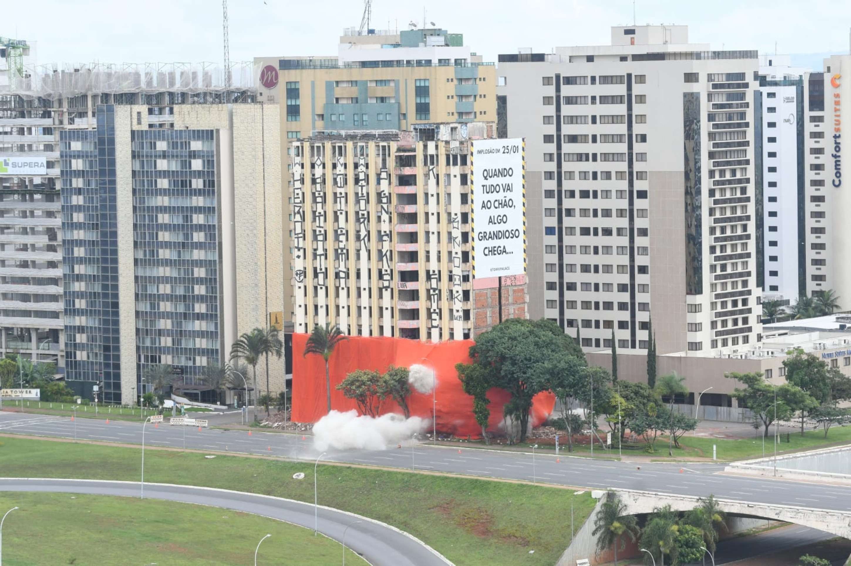 Primeiro hotel de luxo da capital &eacute; demolido &agrave;s 10h deste domingo (25/1)