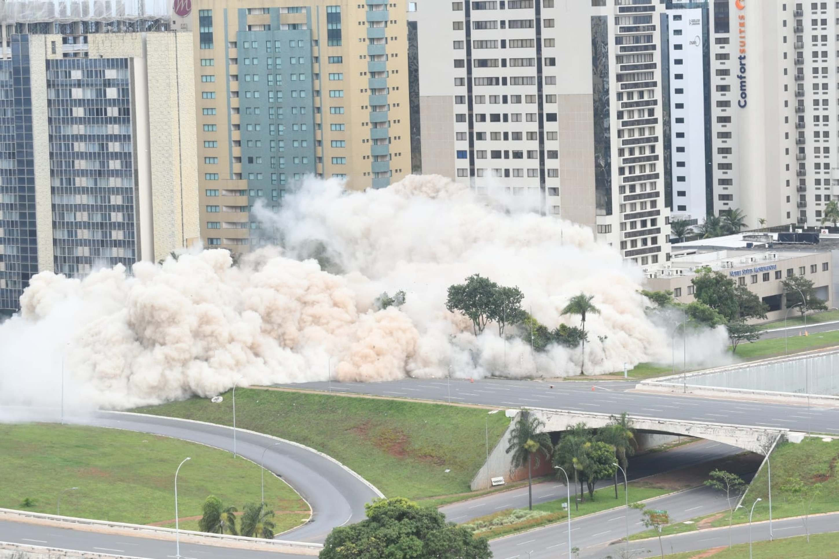 Primeiro hotel de luxo da capital &eacute; demolido &agrave;s 10h deste domingo (25/1)