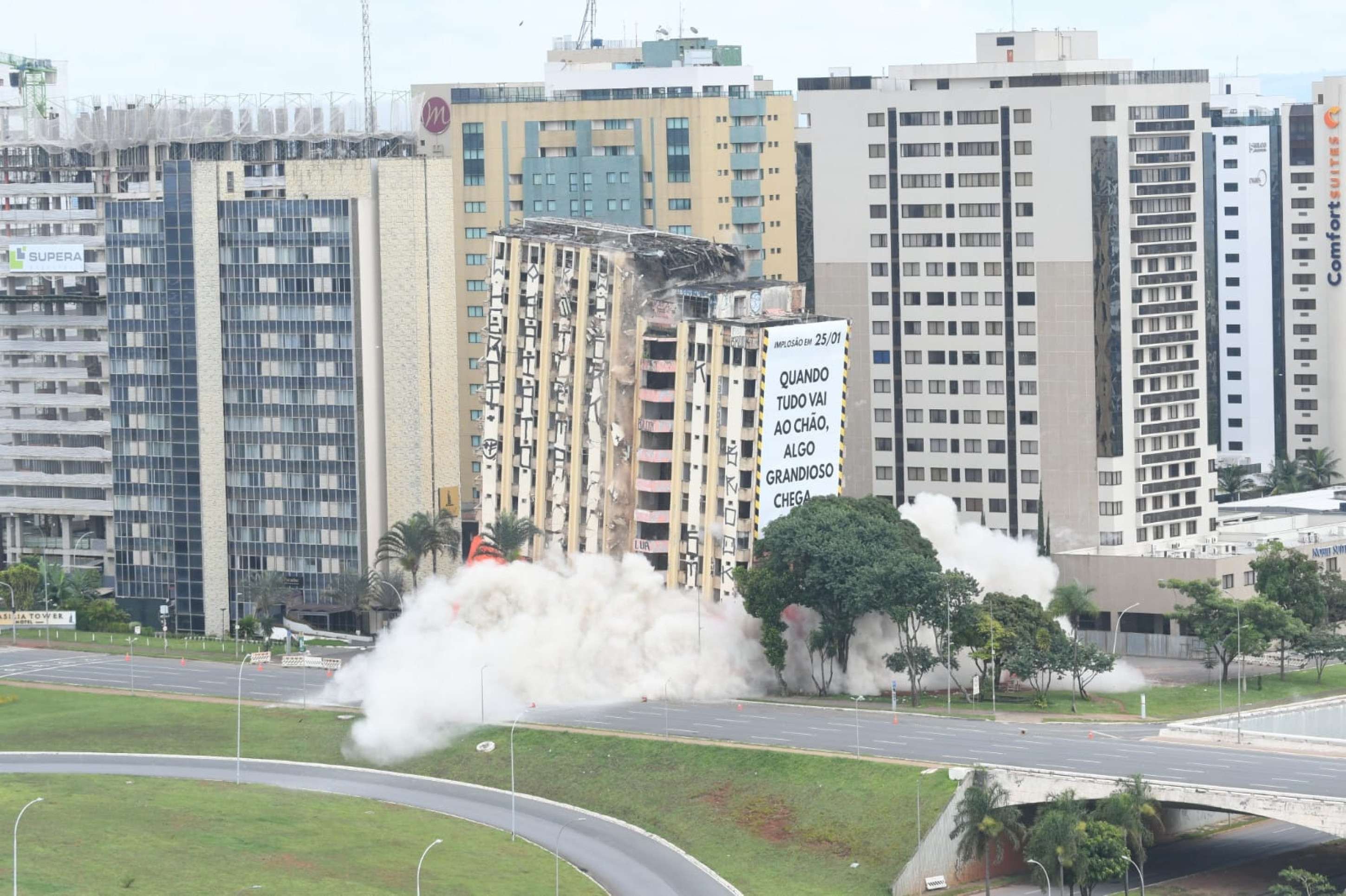 Primeiro hotel de luxo da capital &eacute; demolido &agrave;s 10h deste domingo (25/1)