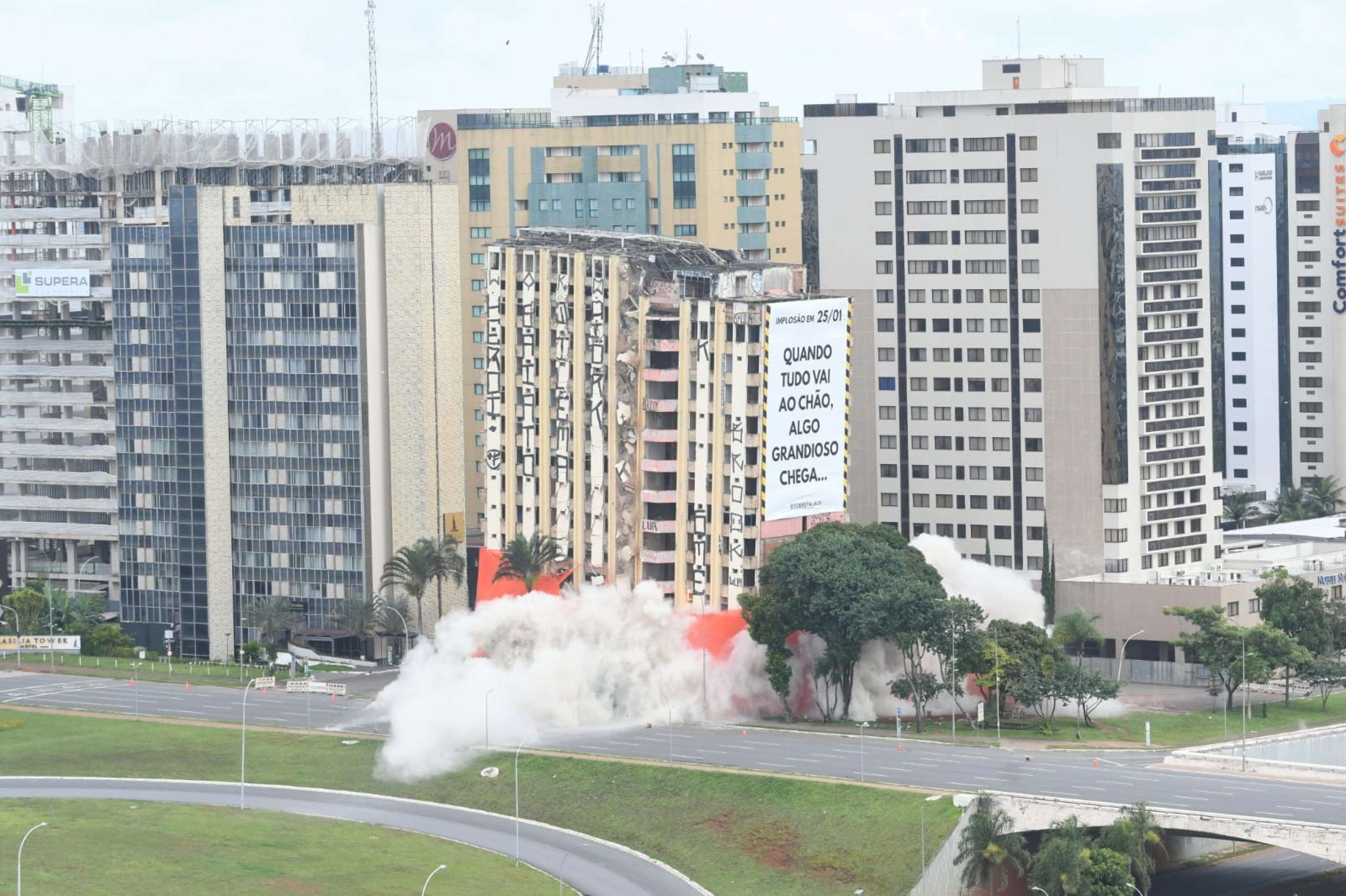 Primeiro hotel de luxo da capital &eacute; demolido &agrave;s 10h deste domingo (25/1)