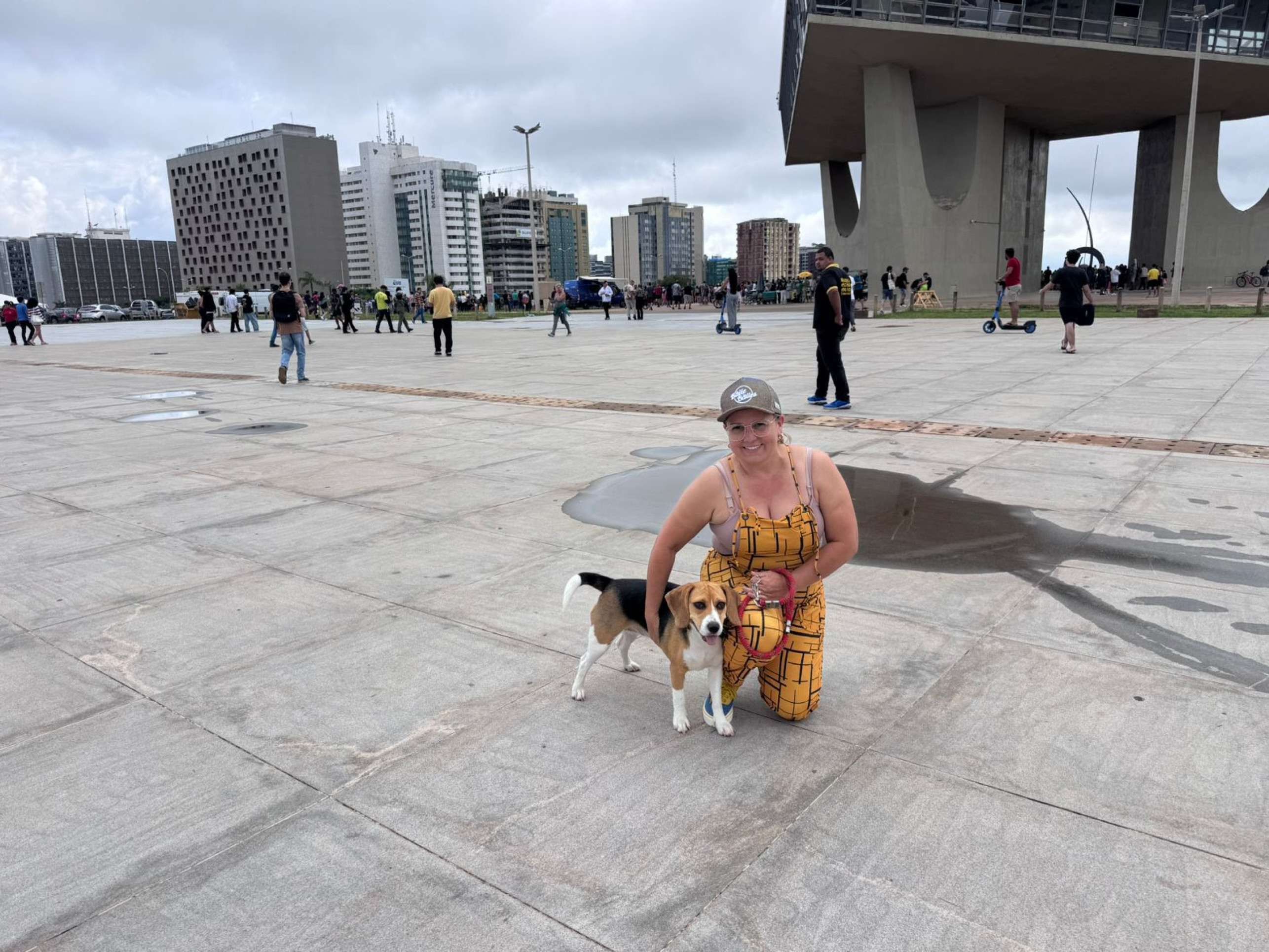 A escrevente Cl&eacute;cia Freitas, de 49 anos, esteve no local para assistir ao momento hist&oacute;rico