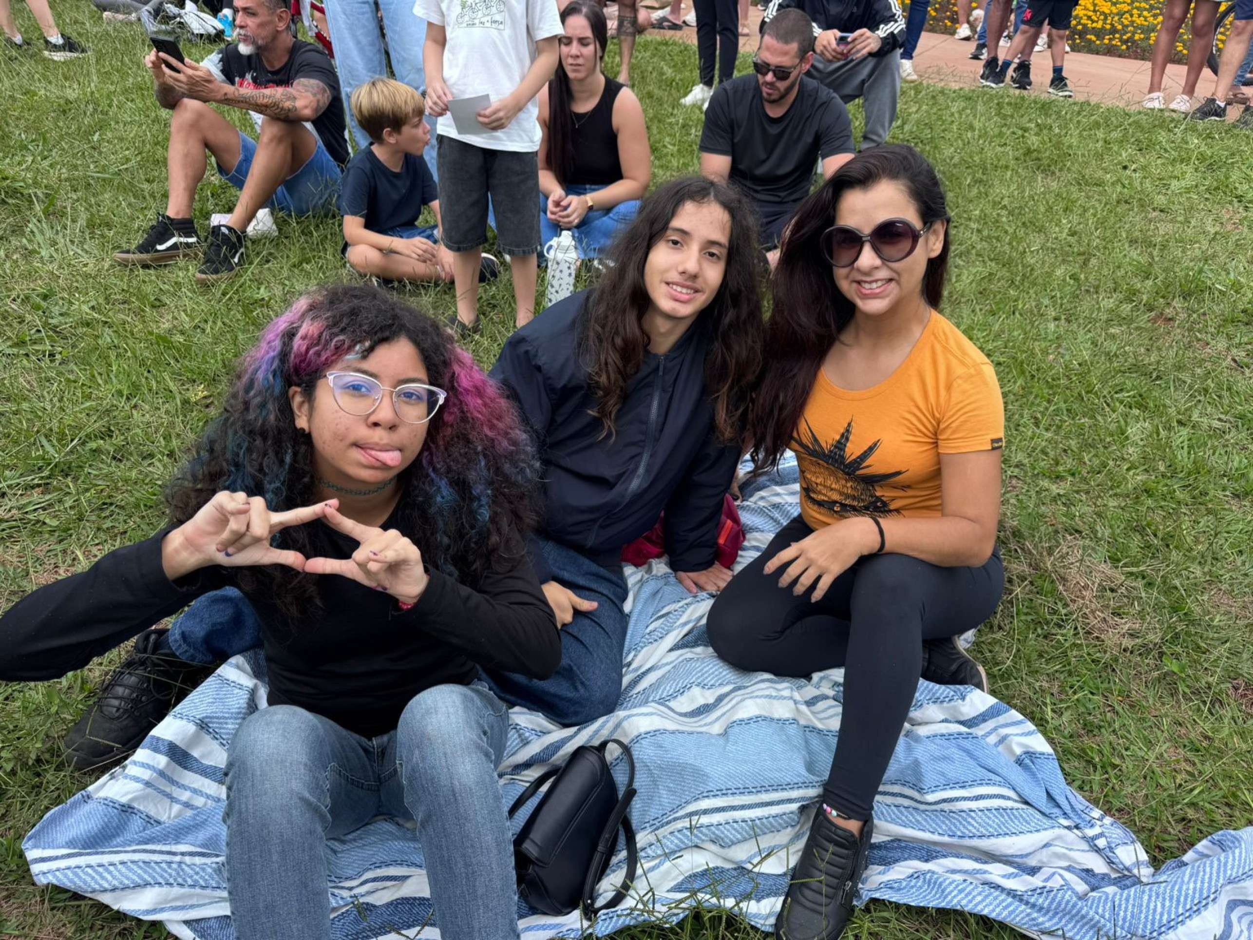 Entre os espectadores estavam Isabel Rigotti, de 45 anos, Ayla Suyane, de 16 anos, e &Iacute;talo Rigotti, tamb&eacute;m de 16 anos