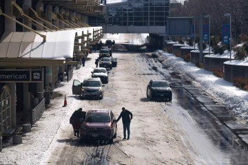 Frio extremo, gelo e apagões colocam milhões de americanos em alerta máximo - (crédito: SAUL LOEB / AFP) Frio extremo, gelo e apagões colocam milhões de americanos em alerta máximo - (crédito: SAUL LOEB / AFP)