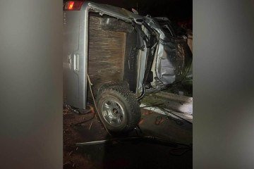 Carro capota na BR-080 e deixa cinco feridos -  (crédito: CBMDF/Divulgação)