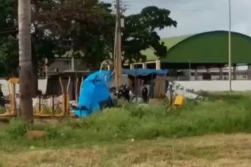 A mulher foi encontrada pela Polícia Militar sem vida dentro de uma barraca - (crédito: Reprodução Estrutural Online/Instagram) A mulher foi encontrada pela Polícia Militar sem vida dentro de uma barraca - (crédito: Reprodução Estrutural Online/Instagram)