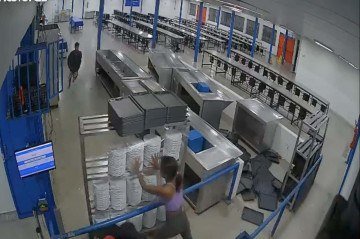 Grupo destruiu pratos e bandejas do restaurante - (crédito: Reprodução/Redes Sociais) Grupo destruiu pratos e bandejas do restaurante - (crédito: Reprodução/Redes Sociais)