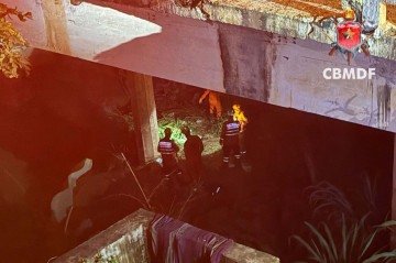 Motorista perdeu o controle do ônibus antes de cair em rio - (crédito: Reprodução/CBMDF) Motorista perdeu o controle do ônibus antes de cair em rio - (crédito: Reprodução/CBMDF)