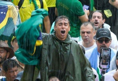 Chegada de Nikolas a Brasília foi marcada por fortes chuvas -  (crédito: Sergio LIMA / AFP)