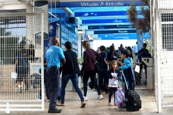 Colégio Santo Antônio é uma das escolas particulares que retornam as aulas nessa segunda-feira (26) -  (crédito: Ed Alves)