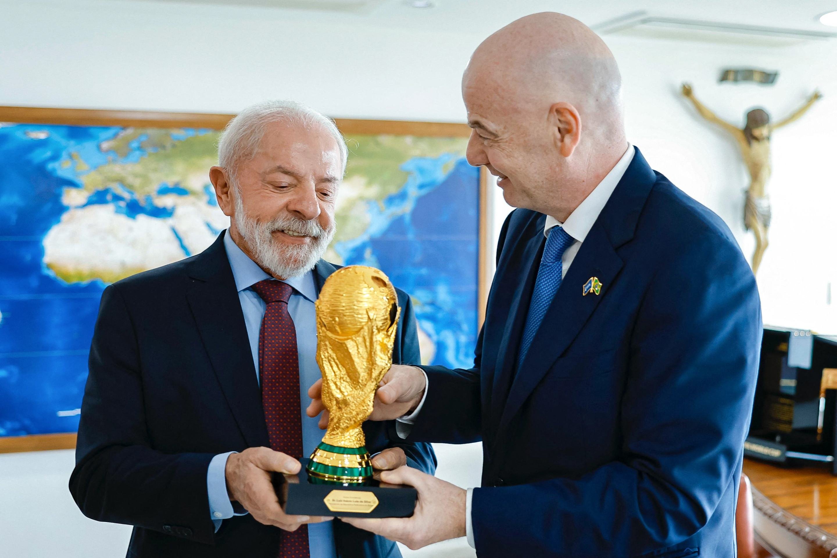 Lula diz a Infantino desejo de sediar Copa do Mundo de Clubes de 2029 no Brasil