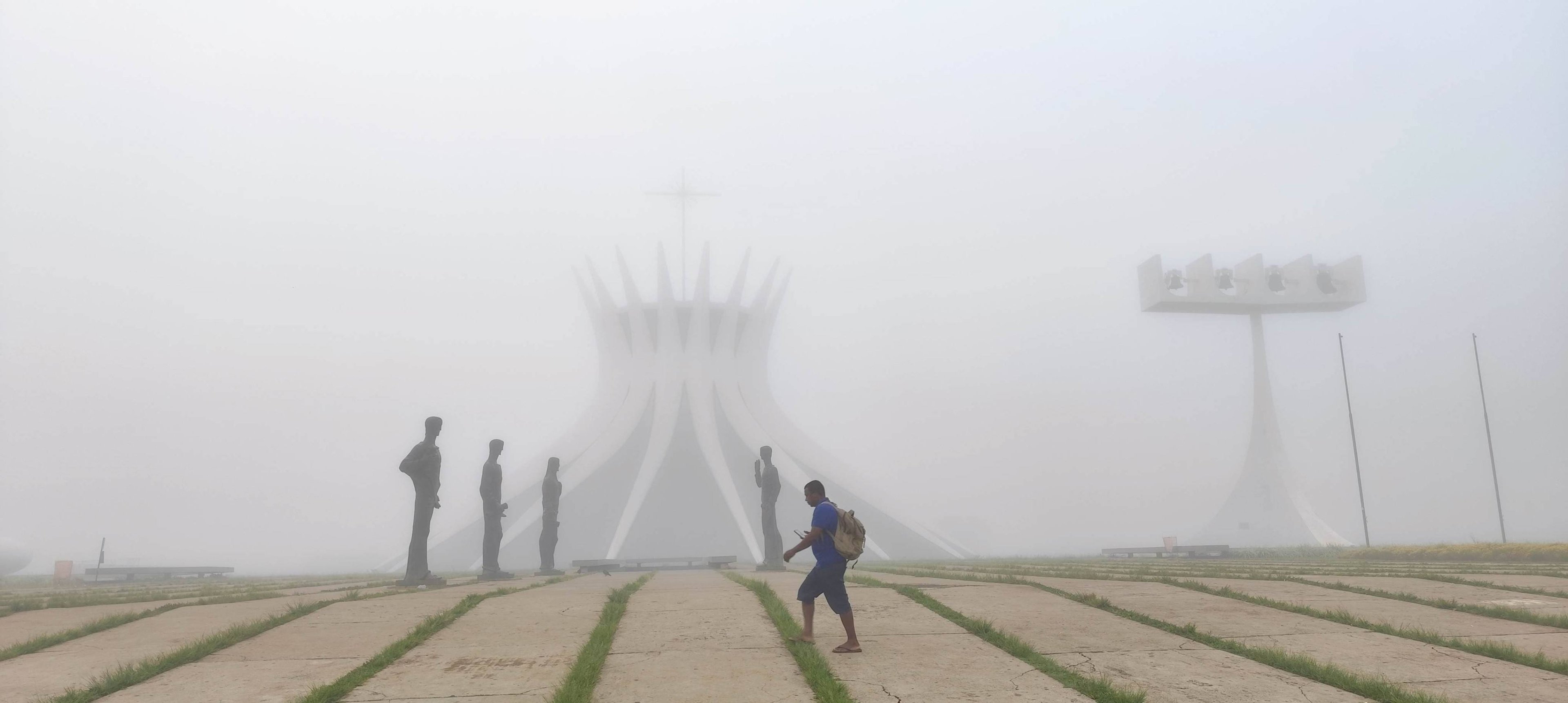 Depois da chuva forte, DF amanhece coberto por neblina 