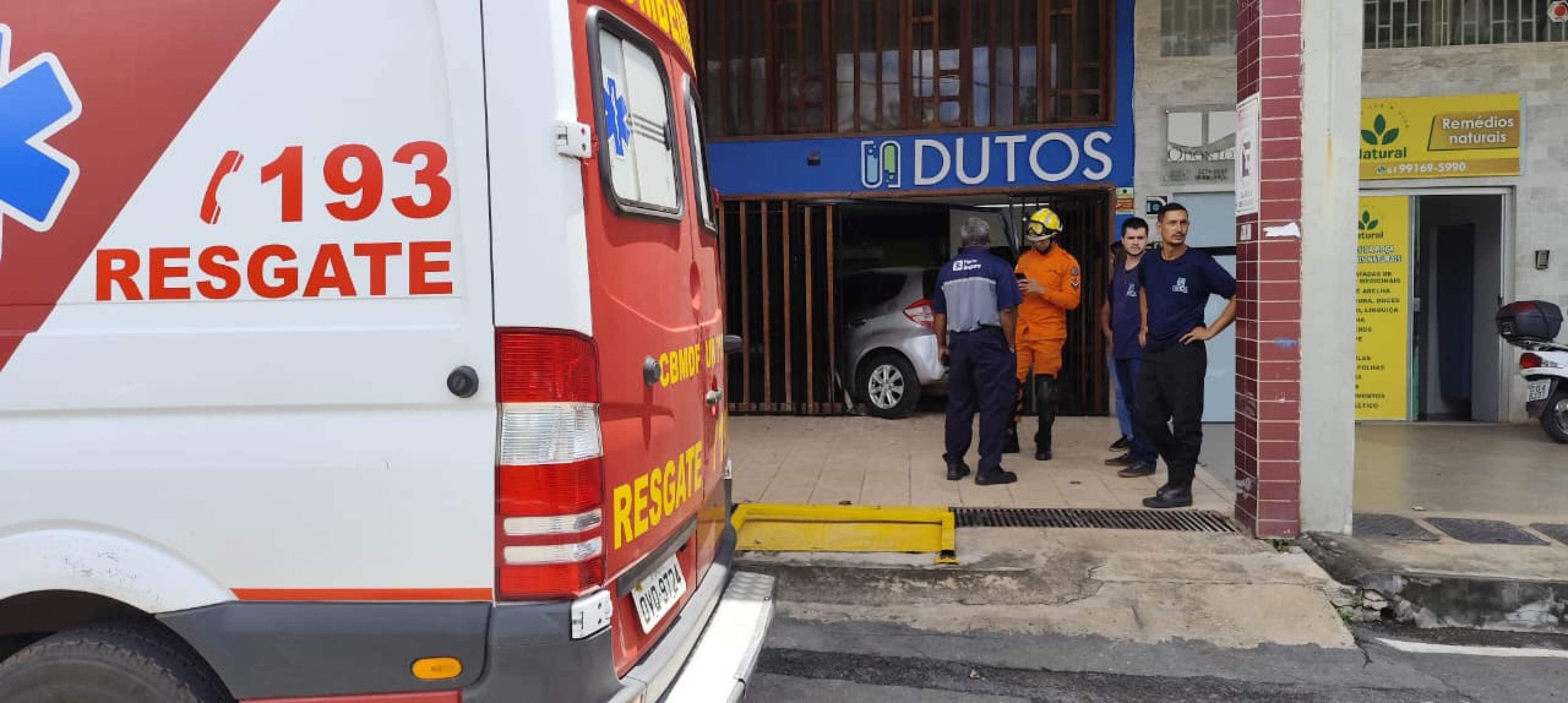Motorista perde controle do carro e invade loja comercial na Asa Norte