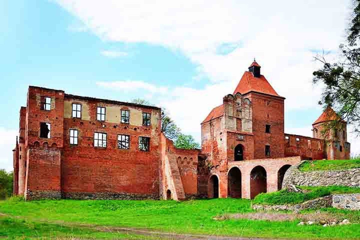 Casa invertida atiça a curiosidade de visitantes em vilarejo da Polônia
