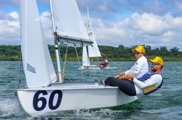 Grávida de seis meses e meio, Juliana Duque compete ao lado do marido e parceiro de barco, Rafa, no Brasileiro de Snipe, em Brasília - (crédito: Fred Hoffmann) Grávida de seis meses e meio, Juliana Duque compete ao lado do marido e parceiro de barco, Rafa, no Brasileiro de Snipe, em Brasília - (crédito: Fred Hoffmann)