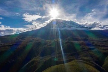 O Chimborazo mede 6.268 metros e ocupa apenas a 37ª posição entre as montanhas mais altas dos Andes. Mesmo assim, seu cume é o ponto da superfície terrestre mais distante do núcleo da Terra e o mais próximo do espaço - (crédito: Pablo Cozzaglio/AFP) O Chimborazo mede 6.268 metros e ocupa apenas a 37ª posição entre as montanhas mais altas dos Andes. Mesmo assim, seu cume é o ponto da superfície terrestre mais distante do núcleo da Terra e o mais próximo do espaço - (crédito: Pablo Cozzaglio/AFP)
