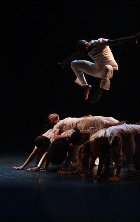 Companhia Entre Mundos fala de viver juntos no novo espetáculo Raízes em movimento -  (crédito: Divulgação)