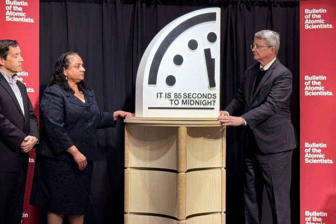 Em 1991, o relógio foi atrasado para 17 minutos antes da meia-noite, o mais longe que esteve da destruição desde a Segunda Guerra Mundial, de acordo com o BAS - (crédito: Getty Images) Em 1991, o relógio foi atrasado para 17 minutos antes da meia-noite, o mais longe que esteve da destruição desde a Segunda Guerra Mundial, de acordo com o BAS - (crédito: Getty Images)