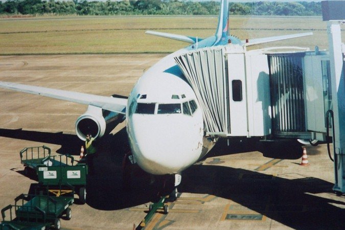 Avião em aeroporto durante preparativos para levantar voo -  (crédito: Mbusin wikimedia commons )