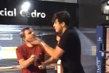 No primeiro vídeo, Pedro aparece dando tapas no rosto de um homem no meio da rua. No segundo, ele está em um grupo que força uma menor a ingerir vodca em uma festa - (crédito: Material cedido ao Correio) No primeiro vídeo, Pedro aparece dando tapas no rosto de um homem no meio da rua. No segundo, ele está em um grupo que força uma menor a ingerir vodca em uma festa - (crédito: Material cedido ao Correio)
