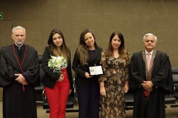 Desembargadores Diaulas Ribeiro e Roberval Belinati com a esposa e filhas do desembargador Maurício Miranda