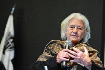 Adélia Prado em 2017, quando recebeu o Galo de Prata, homenagem do Clube Atlético Mineiro - (crédito: Alexandre Guzanshe/EM/D.APress) Adélia Prado em 2017, quando recebeu o Galo de Prata, homenagem do Clube Atlético Mineiro - (crédito: Alexandre Guzanshe/EM/D.APress)