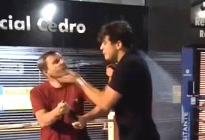  No primeiro v&iacute;deo, Pedro aparece dando tapas no rosto de um homem no meio da rua. No segundo, ele est&aacute; em um grupo que for&ccedil;a uma menor a ingerir vodca em uma festa -  (crédito:  Material cedido ao Correio) - No primeiro v&iacute;deo, Pedro aparece dando tapas no rosto de um homem no meio da rua. No segundo, ele est&aacute; em um grupo que for&ccedil;a uma menor a ingerir vodca em uma festa -  (crédito:  Material cedido ao Correio)