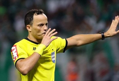 Sávio Pereira Sampaio, representante do DF no apito, está entre os 20 árbitros contemplados pelo projeto de profissionalização. Na Série A 2026, apitou Chapecoense 4 x 2 Santos -  (crédito: Cesar Greco/Palmeiras) -Sávio Pereira Sampaio, representante do DF no apito, está entre os 20 árbitros contemplados pelo projeto de profissionalização. Na Série A 2026, apitou Chapecoense 4 x 2 Santos -  (crédito: Cesar Greco/Palmeiras)