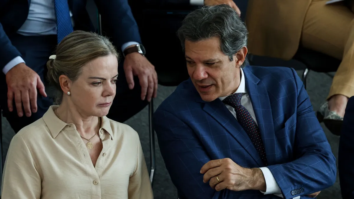 Enquanto o ministro da Fazenda não anunciou se será ou não postulante às eleições, Gleisi já avisou que vai concorrer a uma vaga no Senado pelo estado do Paraná - (crédito: Antonio Cruz/Agência Brasil) Enquanto o ministro da Fazenda não anunciou se será ou não postulante às eleições, Gleisi já avisou que vai concorrer a uma vaga no Senado pelo estado do Paraná - (crédito: Antonio Cruz/Agência Brasil)