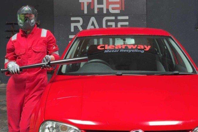 Deena conta que visitou uma 'sala da fúria' para experimentar algo diferente - (crédito: BBC) Deena conta que visitou uma 'sala da fúria' para experimentar algo diferente - (crédito: BBC)