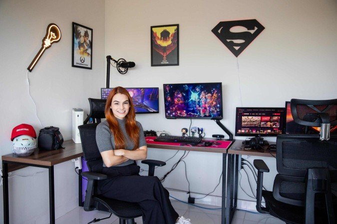  28.01.2026. Revista do Correio. Mariana Campos/CB/D.A Press. Karol Scott montou um setup gamer no escrit..rio de casa com equipamentos profissionais para jogar online
    