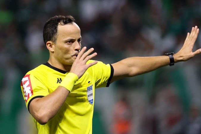 Sávio Pereira Sampaio, representante do DF no apito, está entre os 20 árbitros contemplados pelo projeto de profissionalização. Na Série A 2026, apitou Chapecoense 4 x 2 Santos - (crédito: Cesar Greco/Palmeiras) Sávio Pereira Sampaio, representante do DF no apito, está entre os 20 árbitros contemplados pelo projeto de profissionalização. Na Série A 2026, apitou Chapecoense 4 x 2 Santos - (crédito: Cesar Greco/Palmeiras)