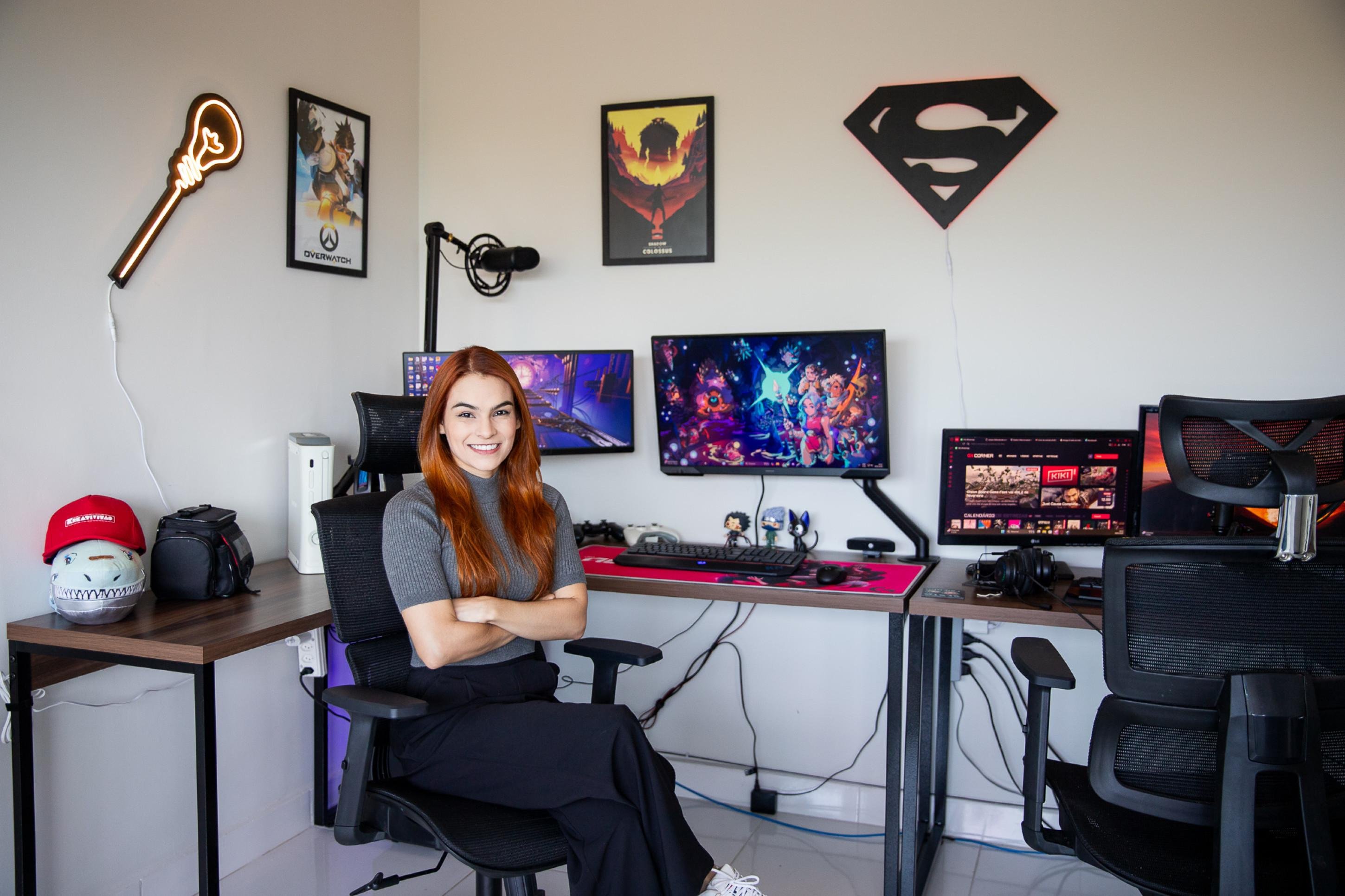  28.01.2026. Revista do Correio. Mariana Campos/CB/D.A Press. Karol Scott montou um setup gamer no escrit..rio de casa com equipamentos profissionais para jogar online     
