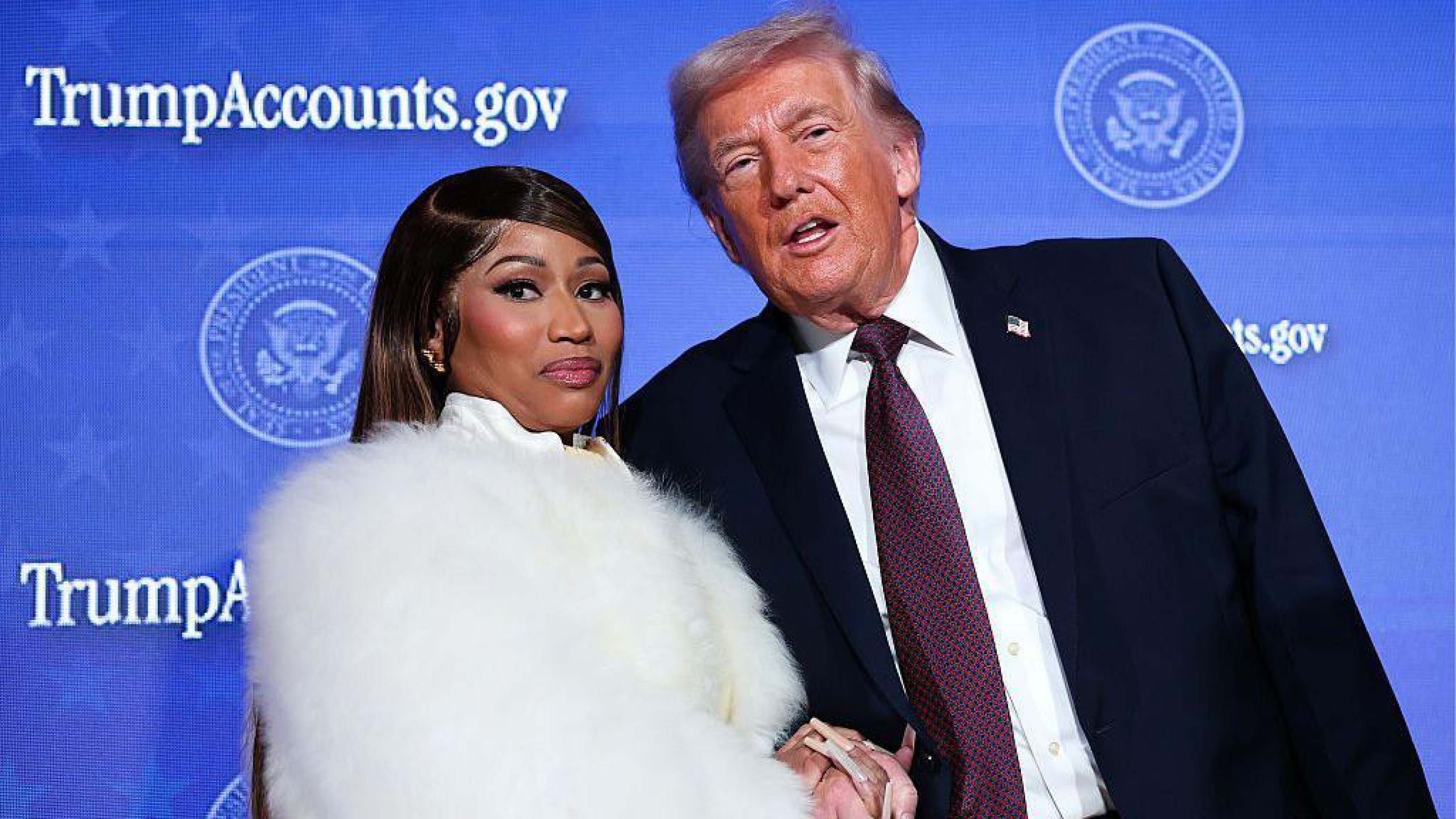Minaj, com suas longas unhas características, de mãos dadas no palco com Donald Trump - (crédito: Reuters) Minaj, com suas longas unhas características, de mãos dadas no palco com Donald Trump - (crédito: Reuters)