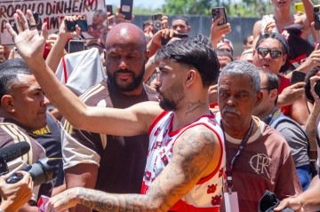 O meio-campista Lucas Paquetá foi recepcionado pela torcida rubro-negra no Aeroporto do Galeão, ganhou camisetas e bonés e retribuiu o carinho com fotos e autógrafos - (crédito: Érica Martin/Estadão Conteúdo) O meio-campista Lucas Paquetá foi recepcionado pela torcida rubro-negra no Aeroporto do Galeão, ganhou camisetas e bonés e retribuiu o carinho com fotos e autógrafos - (crédito: Érica Martin/Estadão Conteúdo)
