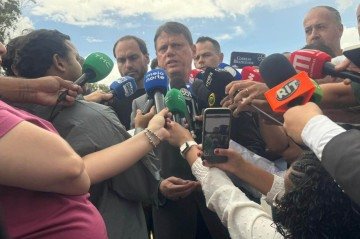 Tarcísio veio a Brasília para visitar o ex-presidente Jair Bolsonaro, na Papudinha -  (crédito: Wal Lima/CB/DA.Press) -Tarcísio veio a Brasília para visitar o ex-presidente Jair Bolsonaro, na Papudinha -  (crédito: Wal Lima/CB/DA.Press)