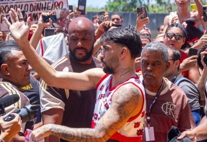 O meio-campista Lucas Paquet&aacute; foi recepcionado pela torcida rubro-negra no Aeroporto do Gale&atilde;o, ganhou camisetas e bon&eacute;s e retribuiu o carinho com fotos e aut&oacute;grafos  -  (crédito: &Eacute;rica Martin/Estad&atilde;o Conte&uacute;do) -O meio-campista Lucas Paquet&aacute; foi recepcionado pela torcida rubro-negra no Aeroporto do Gale&atilde;o, ganhou camisetas e bon&eacute;s e retribuiu o carinho com fotos e aut&oacute;grafos  -  (crédito: &Eacute;rica Martin/Estad&atilde;o Conte&uacute;do)