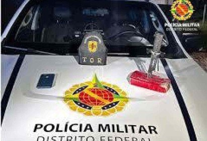 Traficante foi preso em flagrante e conduzido à delegacia da área para os procedimentos cabíveis -  (crédito: Divulgação/PMDF) -Traficante foi preso em flagrante e conduzido à delegacia da área para os procedimentos cabíveis -  (crédito: Divulgação/PMDF)