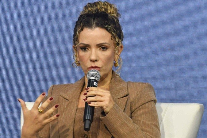  "Para uma pessoa que est&aacute; economicamente vulner&aacute;vel, dar assist&ecirc;ncia social &eacute; t&atilde;o importante quanto dar assist&ecirc;ncia na &aacute;rea de sa&uacute;de". Helena Moura, psiquiatra e professora de Medicina da Universidade de Bras&iacute;lia (UnB)