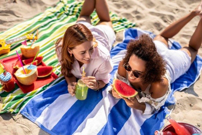 Alguns cuidados simples na alimentação podem te ajudar a aproveitar o calor sem preocupações (Imagem: adriaticfoto | Shutterstock) - (crédito: EdiCase) Alguns cuidados simples na alimentação podem te ajudar a aproveitar o calor sem preocupações (Imagem: adriaticfoto | Shutterstock) - (crédito: EdiCase)
