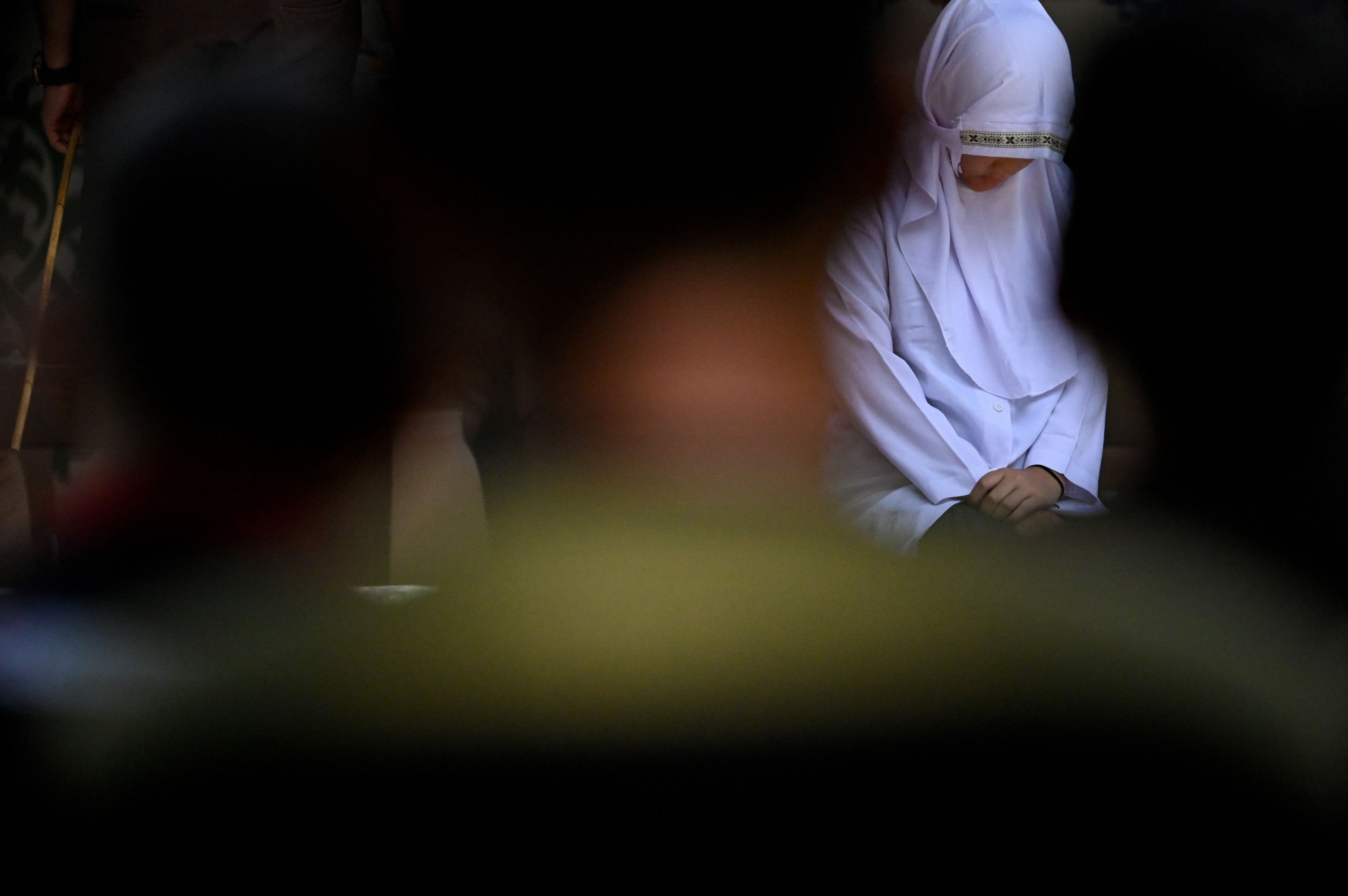 Mulher &eacute; condenada a 140 chibatadas e desmaia durante senten&ccedil;a na Indon&eacute;sia