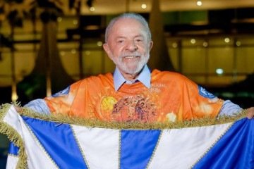 Presidente com a bandeira da Acadêmicos de Niterói, da qual tornou-se enredo em 2024. Em setembro de 2025, o samba sobre ele foi apresentado - (crédito: Divulgação/Acadêmicos de Niterói) Presidente com a bandeira da Acadêmicos de Niterói, da qual tornou-se enredo em 2024. Em setembro de 2025, o samba sobre ele foi apresentado - (crédito: Divulgação/Acadêmicos de Niterói)