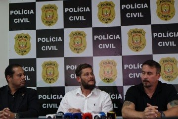 "Esse vídeo é muito superficial. É uma desculpa para ele mesmo. Não tem meu sobrinho ali, não tem família nenhuma naquele discurso", afirmou o tio da vítima, de branco - (crédito: Bruna Gaston CB/DA Press) "Esse vídeo é muito superficial. É uma desculpa para ele mesmo. Não tem meu sobrinho ali, não tem família nenhuma naquele discurso", afirmou o tio da vítima, de branco - (crédito: Bruna Gaston CB/DA Press)