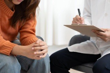 Estudo conduzido pela Universidade de Brasília (UnB) aponta ligação entre sequelas da COVID-19, dor crônica e saúde mental em pacientes reumáticos
 -  (crédito: Reprodução/Canva)