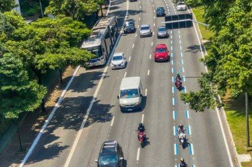 A análise, feita com drones, demonstrou que a Faixa Azul funciona como um 'trajeto livre', elevando sistematicamente as velocidades praticadas - (crédito: Divulgação/Prefeitura de São Paulo) A análise, feita com drones, demonstrou que a Faixa Azul funciona como um 'trajeto livre', elevando sistematicamente as velocidades praticadas - (crédito: Divulgação/Prefeitura de São Paulo)