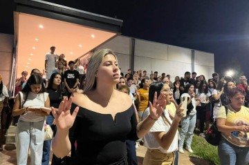 Corrente de fé em prol do adolescente organizada pela família na última sexta-feira, em frente ao hospital em Águas Claras -  (crédito: Vit&oacute;ria Torres | )