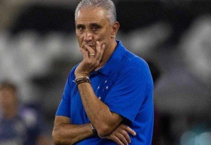 Tite incrédulo com o que vê em campo. .A Raposa leva uma surra do Botafogo:4 a 0, no Niitão -  (crédito: Foto: Thais Magalhães/Cruzeiro) -Tite incrédulo com o que vê em campo. .A Raposa leva uma surra do Botafogo:4 a 0, no Niitão -  (crédito: Foto: Thais Magalhães/Cruzeiro)